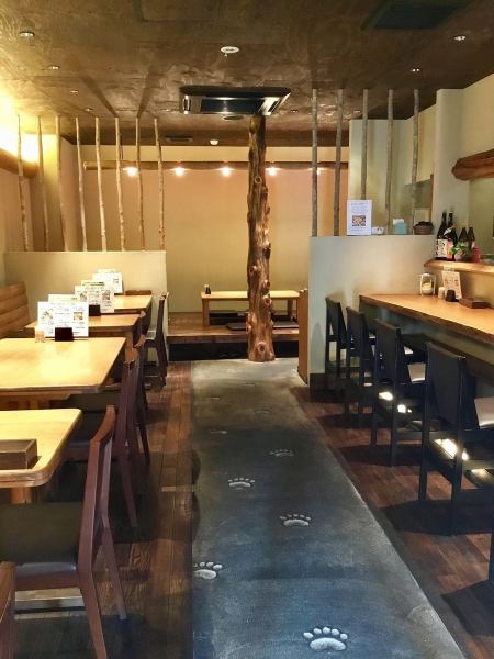 The spacious interior is a space where you can relax relaxedly ◇ There is also a cushioned seat of digging in the back, you can use it for families, moms, girls' societies etc various banquets !! Please contact us ♪