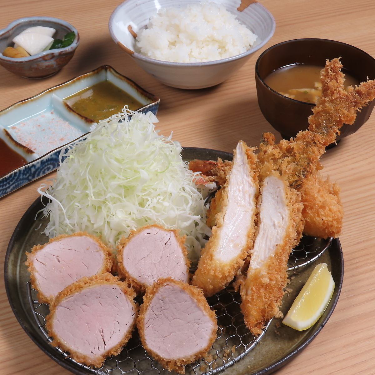 群馬県産の赤城ポークを使用！じっくり揚げたとんかつです！