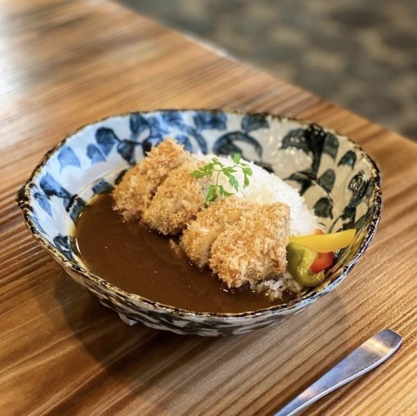 濃厚なカレーの上に、ジューシーなロースかつが乗った贅沢な一品を楽しんでください。夢中になる美味しさ！