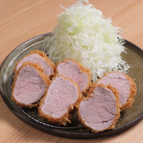 口の中でとろける特ヒレかつ定食！まろやかな旨みとサクサク感が融合した美味しさを、心ゆくまで味わって♪