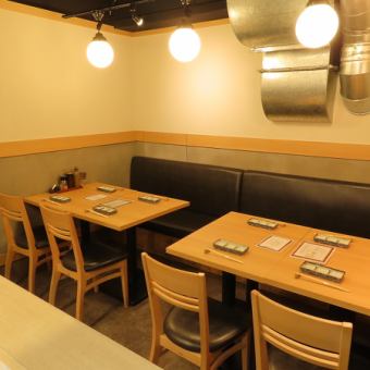 広々としたテーブル席は、友人とのランチや家族でのお食事にも最適◎ゆったりと寛ぎながら、お店自慢の料理をご堪能いただけます。テーブルを繋げることで最大10名様までご利用可能なので、グループでの集まりにもおすすめです。