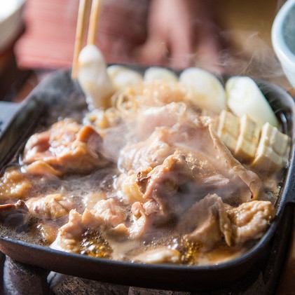 "Chicken sukiyaki", handed down from the Meiji era and slowly grilled over Binchotan charcoal