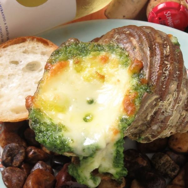 I want you to try it once! Garlic butter grilled turban shell with baguette bread ⇒ 638 JPY (incl. tax)