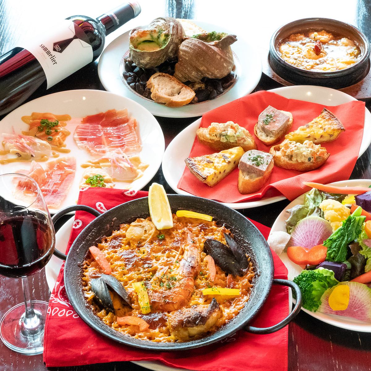 自慢のパエリアが楽しめる飲み放題付きコースあり!