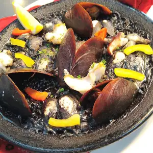 墨鱼汁海鲜饭
