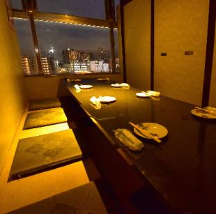 [Smoking OK] Completely private room with a view of the night view! Available for 4 to 8 people.Enjoy your meal while gazing at the beautiful scenery from the 9th floor♪ Recommended for casual drinking parties, girls' nights out, and anniversaries!