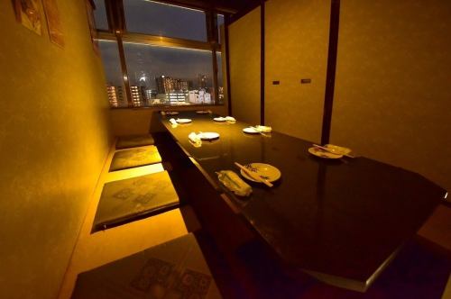 Reservations are required! Relax in a private room with a view of the nightscape...