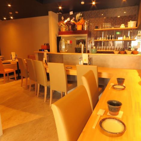 [Loose counter seats ◎] We offer a safe counter seat for customers who are alone.Because there are few seats, it is filled with an unpretentious atmosphere that is close to customers.Enjoy a meal and drink while enjoying a conversation with a friendly owner ♪