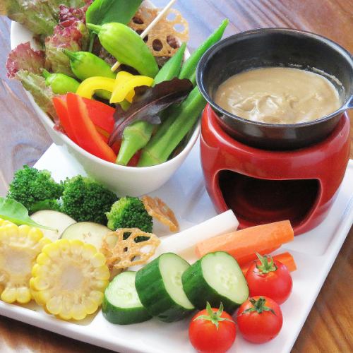【ヘルシー＆健康的】季節野菜のバーニャカウダ　990円（税込）