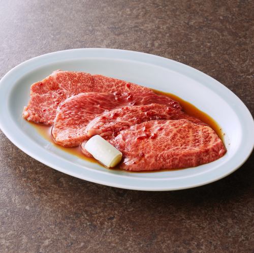 【本店人氣菜品】入口瞬間,肉香四溢…「A5級黑毛及牛牛排骨」 878日圓(含稅)