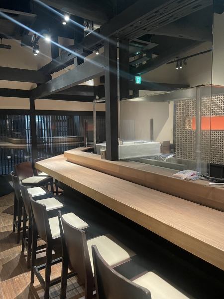 Counter seats offer a realistic view of the flames of the straw grill rising right in front of you.This is the most lively seating in the restaurant! Recommended for a quick drink after work or for drinking alone.