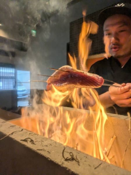 박력 만점! 눈앞에서 짚구이의 불길이 오르는 카운터석.짚구이를 맛볼 뿐만 아니라 눈으로도 즐길 수 있는 추천의 자리.친구끼리 마시는 모임, 혼자 마시기에도 ◎.