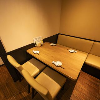 Can accommodate 4 to 5 people. Relax at the table.