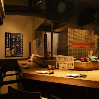 Counter seats offer a realistic view of the flames of the straw grill rising right in front of you.With sake bottles lined up overhead, this seating has the most lively atmosphere in the restaurant! Recommended for a quick drink after work, or for drinking alone.