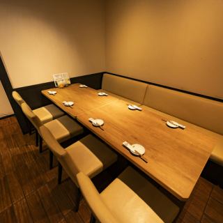 Table seating for up to 10 people.The tables can be moved apart to accommodate four people.We can set up the party according to the number of people, so please feel free to contact us!