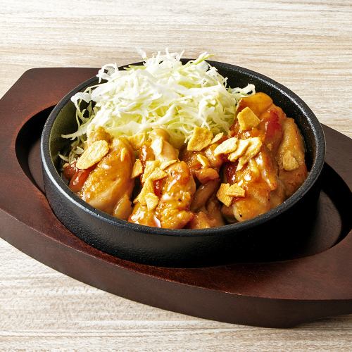 ガーリックチキンの鉄板焼き/牛すじのデミソースチーズ焼き