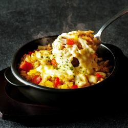 ドライカレーのチーズオーブン焼き/ホットチリの鉄板チャーハン