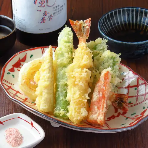 旬野菜と厳選素材。職人が揚げる自慢の天ぷらを、心ゆくまでご堪能ください。