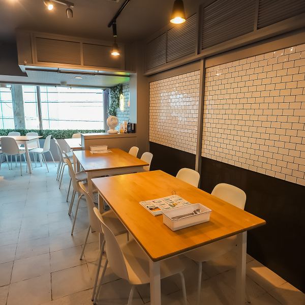 駅から徒歩3分の便利な場所にあり、カフェのような洗練されたおしゃれな内装が特徴です。こだわりインテリアと落ち着いた照明が、居心地の良い空間を演出しています◎