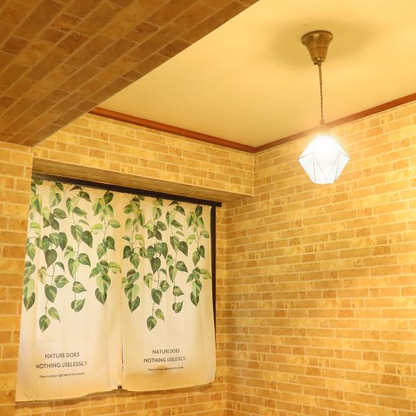 当店では愛するペットと共に、大切な人たちとの楽しい時間を過ごせます。心地よい雰囲気の中で、ペットと一緒にリラックスできる環境が整っています。お友達との語らいや愛犬との穏やかな時間が生み出すかけがえのない瞬間を、ごゆっくりと心ゆくまでお楽しみください。皆さまのご来店をお待ちしております。