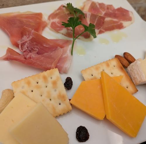 生ハムとチーズの盛り合わせ