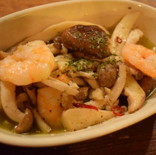 エビとキノコのアヒージョ/あさりの白ワイン蒸し