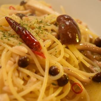 【Oil】キノコたっぷりペペロンチーノ