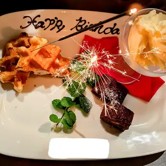 【生日/周年纪念套餐】8 道菜，包括日本黑毛和牛牛排、庆祝葡萄酒和甜点，价格为 5478 日元（含税）。