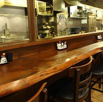 ライブ感あふれるカウンター席は、お一人様やデートでのご利用に最適です◎目の前で職人が地鶏を丁寧に串打ちし、炭火でじっくりと焼き上げる様子を眺めることができる特等席です。お仕事帰りのサク飲みにもぴったりな空間で、落ち着いた大人の時間をお過ごしください。豊富な銘酒と本格焼鳥で至福のひとときを。♪