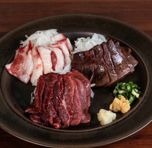Horse sashimi from Kumamoto Prefecture goes perfectly with sake!