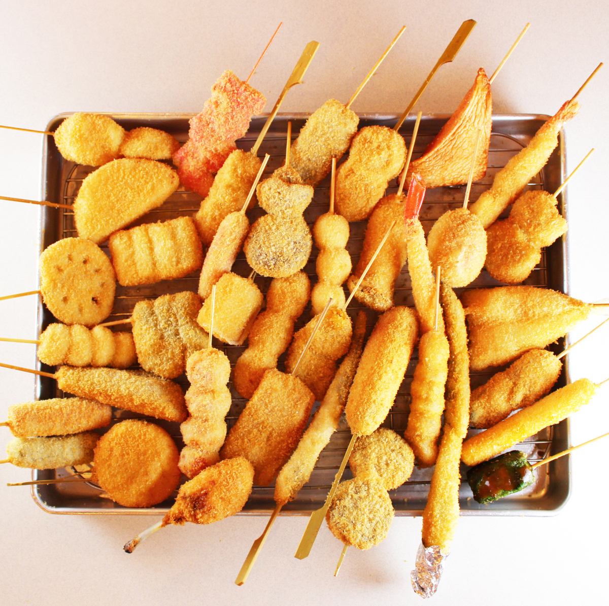 大阪伝統の味！名物串カツ1本80円（税込）～種類は30種以上！