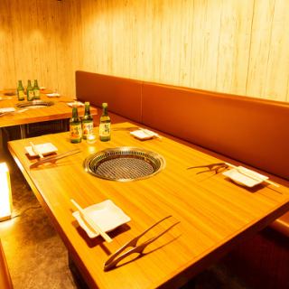 【焼肉フロア】落ち着きある雰囲気のテーブル席。広々としたスペースでゆったりと焼肉・お食事をお楽しみいただけます。