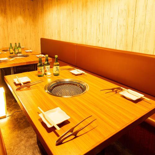 【焼肉フロア】落ち着きある雰囲気のテーブル席。広々としたスペースでゆったりと焼肉・お食事をお楽しみいただけます。
