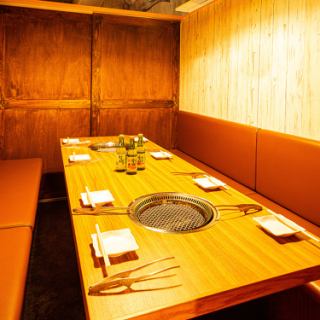 【焼肉フロア】焼肉宴会におすすめの個室席。ご家族や親しい友人との焼肉・お食事ぴったりのお席へご案内いたします。