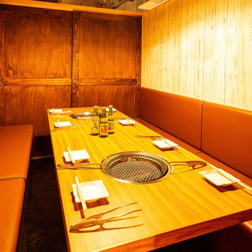 【焼肉フロア】焼肉宴会におすすめの個室席。ご家族や親しい友人との焼肉・お食事ぴったりのお席へご案内いたします。