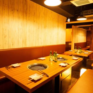 【焼肉フロア】団体様向けの個室席。ゆったり広々とした空間で厳選和牛の焼肉をごゆっくりとお楽しみいただけます。