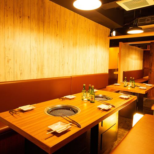 【焼肉フロア】団体様向けの個室席。ゆったり広々とした空間で厳選和牛の焼肉をごゆっくりとお楽しみいただけます。