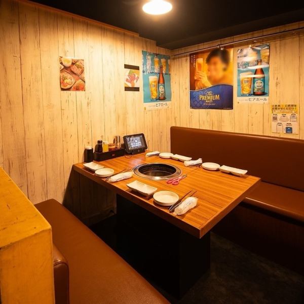 【完全個室を完備！】お勤め先、気の合う仲間との焼肉にも気軽にご利用ください。新宿での様々なシチュエーションに幅広くご対応可能な個室席もご用意しております。プライベートなお食事をお楽しみいただけるよう、スタッフ一同サービスさせていただきます。居心地の良い空間と雰囲気に包まれながらお過ごしください。
