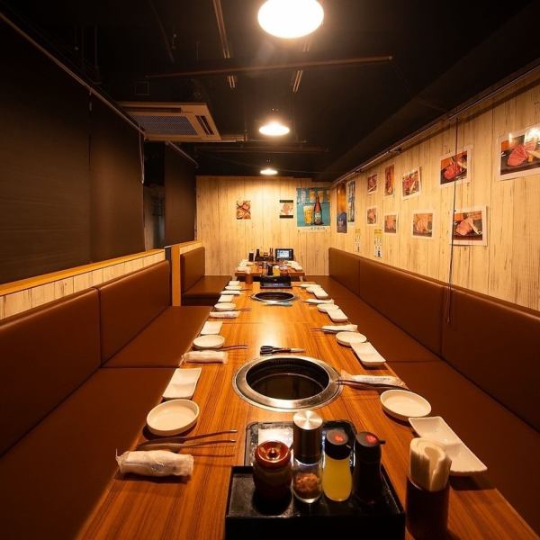 【店舗貸切も大歓迎！】広々とした店内は、皆さまのお顔を見渡せる造りになっておりますので、大人数での焼肉にもおすすめです。カジュアルながらスタイリッシュでお洒落な空間は、新宿での女子会、合コン、誕生日、記念日、二次会利用にも最適です。焼肉＆韓国料理食べ放題コースは3500円よりご用意してます。