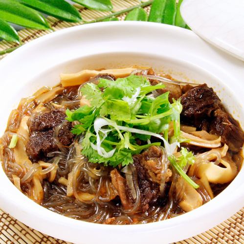 Beef ribs and vermicelli in clay pot mustard