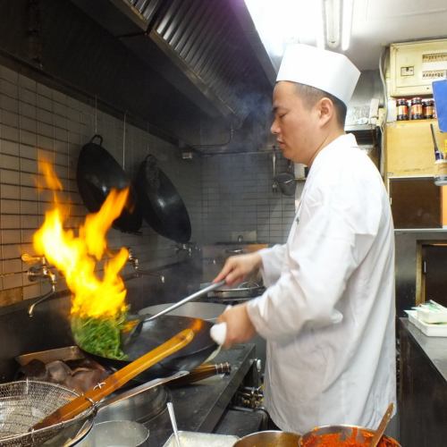 在中国学习的厨师所做的正宗口味。