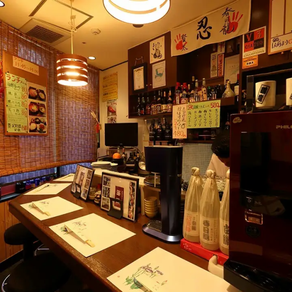 柔らかな椅子のカウンター席はゆっくりとくつろげる落ち着いた空間で一人飲みや友達同士の利用にぴったりで、初めてでも、直ぐにとけ込める居心地の良い不思議な空間です。