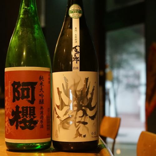 Sake, which changes 4 to 5 bottles every week, goes well with Japanese food.
