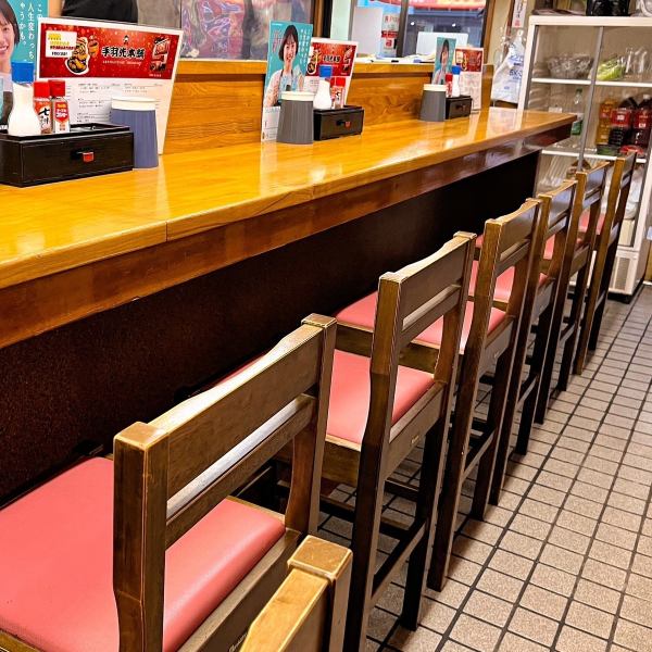 ◆　目の前で料理が仕上がる臨場感を楽しめるカウンター席。仕事帰りの一杯やサク飲みにぴったりの特等席です。気さくな店主との会話を楽しみながら、こだわりの料理とお酒をじっくり味わえます。