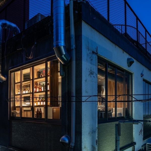 夜景に浮かび上がる外観はどこか隠れ家的な雰囲気を醸し出していますが、一歩店内に足を踏み入れると、異国情緒あふれる活気ある空間が広がります。木の温もりが感じられる店内は、落ち着いた空間でカウンター席や半個室席などご利用いただけますので、プライベートなひとときをお過ごしいただけます。