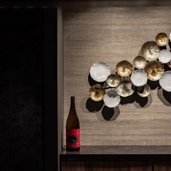 店内は黒を基調としたシックなデザインに、木の柔らかな質感をプラスし、落ち着きと温もりが調和した大人の空間を演出しています。カウンター席では、スタッフの手さばきを目の前で感じられるライブ感を体感できます。また、お客様ご自身でお肉を焼く楽しみもご用意しており、五感で焼肉を堪能できます。