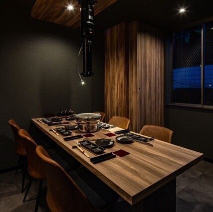 黒を基調としたシックな空間に、温かい木目調のテーブルと上質なレザーの椅子を配した、洗練された半個室です。雰囲気抜群の照明が落とされ、プライベートな雰囲気が保たれているため、周囲を気にせずゆったりとお過ごしいただけます。大切な接待や、ご家族・ご友人との特別な会食に最適です。