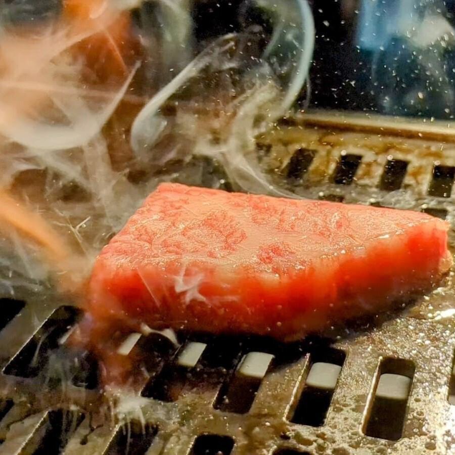 広島牛の極上焼肉を存分に堪能いただけます。接待・記念日に選ばれる上質な空間です。