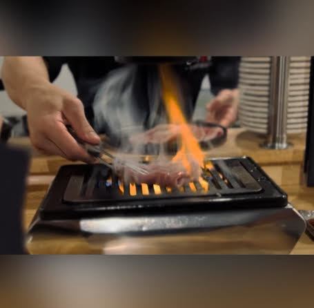 【スタッフが目の前で焼きます♪】当店自慢のとろ肉３秒炙りや、お任せコースのお肉は、お客様の目の前でスタッフが焼かせていただきます。絶妙な焼き加減の上質なお肉を、お熱い内にお楽しみください。