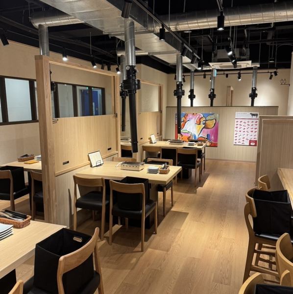 【スタイリッシュな空間】煙も気にならないダクト付きの洗練された空間になっております。カジュアルに上質なお肉をお楽しみください。